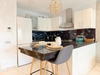 Elegant Luxury Studio - Pool, Beach & Station 2' - 3