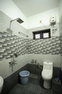 SR Lake View Villa & Luxury houseboats - 9