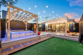 Luxury Spa House Hot Tub, Sauna & Mini Golf - 0