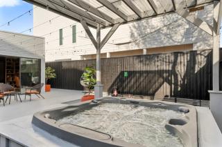 Luxury Spa House Hot Tub, Sauna & Mini Golf - 3