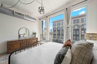 Stylish Downtown Loft above Gaslamp Sleeps 8 - 7