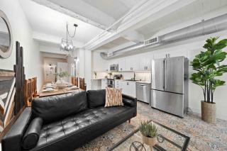Stylish Downtown Loft above Gaslamp Sleeps 8 - 6