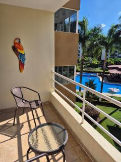 Family getaway, pool, beach and surf - 9