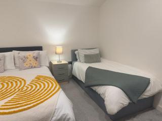 4beds, 2 bedrooms Contractor,Parking - 5