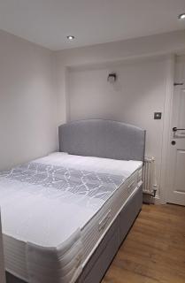 Fully fitted studio flat with riverside views - 1