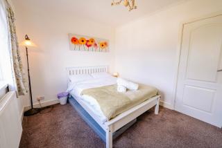Spacious 2BR 1Bath with Free Street Parking & Close to Roath Park Landmark - 6