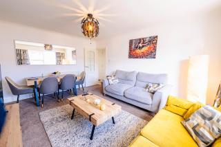 Spacious 2BR 1Bath with Free Street Parking & Close to Roath Park Landmark - 1