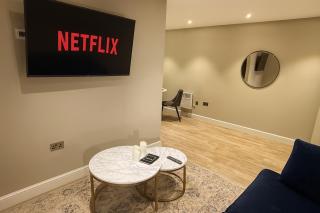 Heart of Leeds Gem 2 BR & Parking! - 4
