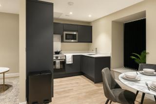 Heart of Leeds Gem 2 BR & Parking! - 3