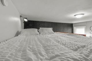 Huge Desk - Central - Soak Tub - Walkscore 98 - 3