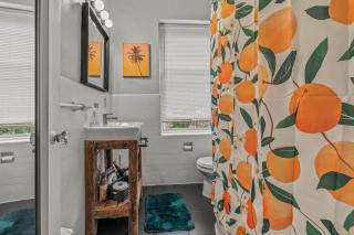 Huge Desk - Central - Soak Tub - Walkscore 98 - 1