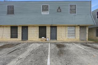 Modern 2BR townhome with full kitchen & dining - 7