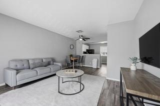 Comfortable 2BR townhome perfect for longer stays - 8