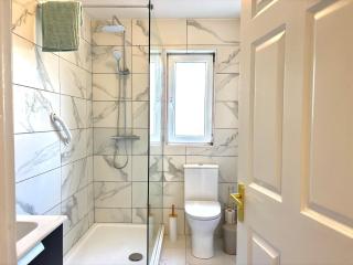 Harbour Haven Cobh- Sea & Cathedral View Apartment - 4