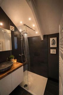 Luxurious Penthouse with TV & 2 Bedrooms - 7