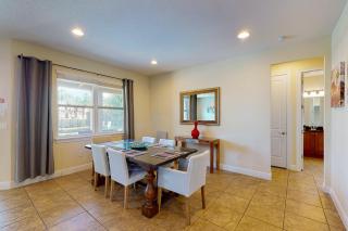 Charming 6 Bdrm Home with Open Living at Encore - 2