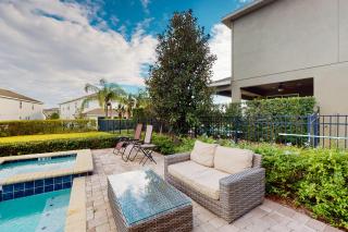 Charming 6 Bdrm Home with Open Living at Encore - 8