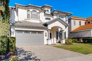 Luxury 5 Bdrm Villa with Elegant Living Space at Reunion - 0