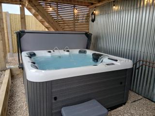 The Tin Barn With Private Hot Tub - 0