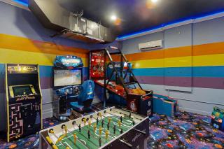 Sun-Filled 7 Bdrm Haven with Sports Themed Game Room at Reunion - 6