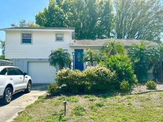 Luxurious Cottage With Full Yard Near The Beach - 6