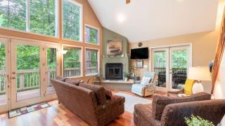 Bear Trail Chalet by AvantStay Retreat w Outdoor Living Deck Fire Pit - 7