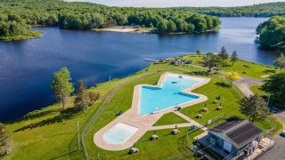 Bear Trail Chalet by AvantStay Retreat w Outdoor Living Deck Fire Pit - 8