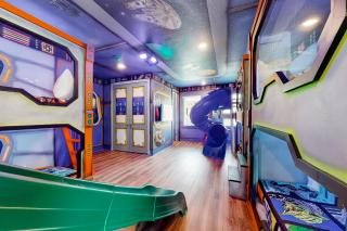 W451J - Glamorous Getaway With Themed Bedrooms at Reunion - 0