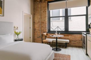 LIVN West Loop Chicago Classic Queen Studio - 0
