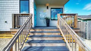 Modern Design 3 Mins to the Beach Boat Parking The Beach Box by AvantStay - 1