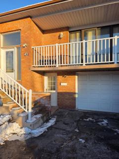 Bright Cozy 2-Bedroom Main Floor Suite - 1