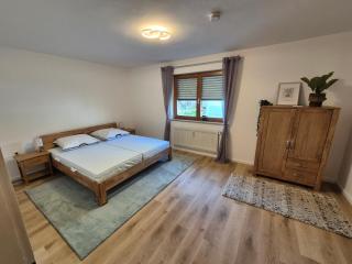 Gemütliches Ferienhaus in Schnaid mit zwei separaten und geräumigen Wohnungen - ausgestattet mit je einer großen Küche, zwei Schlafzimmern und einem Badezimmer - 3