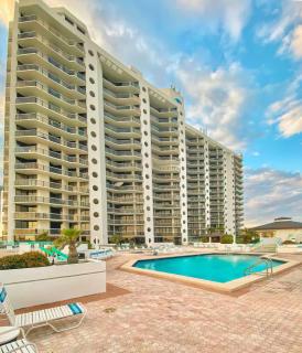 Beach side condo with shared pool gym and tennis - 2