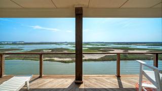 Waterfront View of Nature Preserve Birdwatching Sunset Hideaway by AvantStay - 8