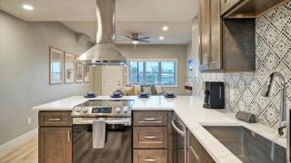 Port A Escape w Pools Patio Walk to Beach La Concha by AvantStay - 2