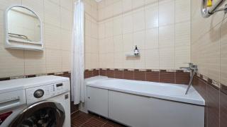 102 центр,3 раздельных места, 1-6 гостей 2-х комн кв с 2-мя кроватями и 2-мя диванами на 23м этаже,кондиционер,фильтр воды, смарт ТВ, интернет бесплатный - 5