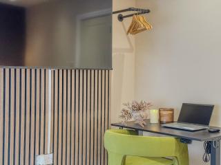 Forest Inspired Home - Sleeps 8 - Free Parking - 5