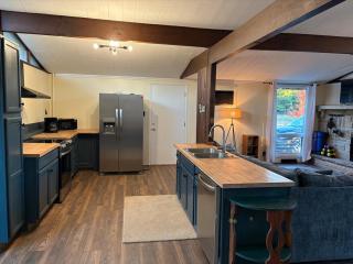 Modern Cozy Lake Escape with Beach Access and Fire Pit - 1