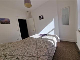 Bright Double Bedroom in King's Cross St Pancras Eurostar - 6