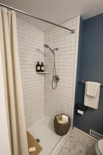 Stylish & Modern Retreat Cozy Prime Location - 4