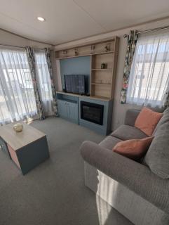 Beautifully presented, pet-friendly Caravan sited on the peaceful Durdle Door Holiday Park - 5