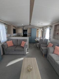 Beautifully presented, pet-friendly Caravan sited on the peaceful Durdle Door Holiday Park - 2