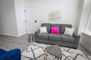 Upscale 2BR Oasis - Prime Spot - 5