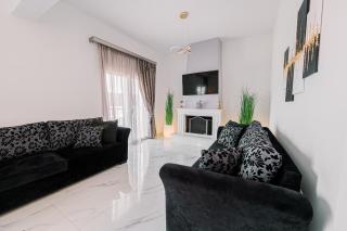 BLACK & WHITE SeaSide House Kalamia - 4