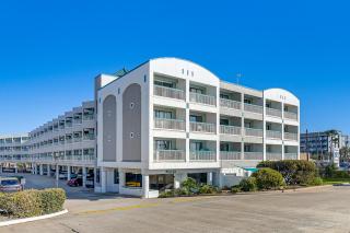 Unwind Poolside, Walk to Shore! Galveston Getaway - 7