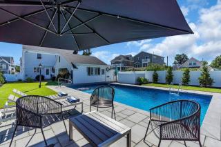 Modern Vacation Home w/ Heated Pool, Mins to Beach - 9
