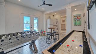 Boujee Pelican by AvantStay PoolGame RoomViews - 3