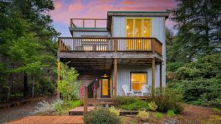 Buttercup Bay Hideaway by AvantStay Cozy Escape w Fire Pit Walk to Beach - 0