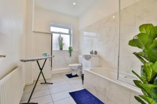 Oldham House, near Town Centre, sleeps 5 - 7