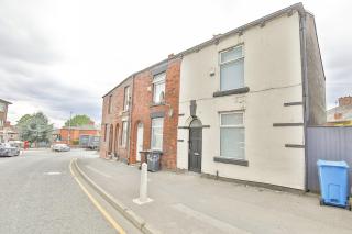 Oldham House, near Town Centre, sleeps 5 - 5